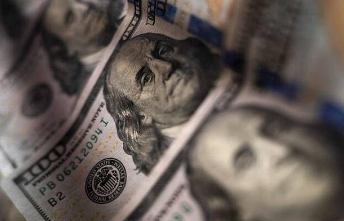 الدولار يتراجع متأثراً بأزمة الرسوم الجمركية والمحادثات الأمريكية-الإيرانية