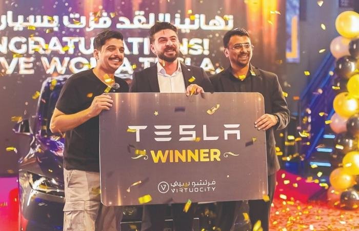 أخبار قطر | زائر فرتشوسيتي يفوز بسيارة تسلا جديدة كليًا | عيون الجزيرة قطر