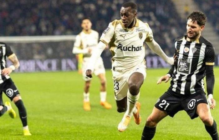 نيوكاسل يتابع عبدالحميد