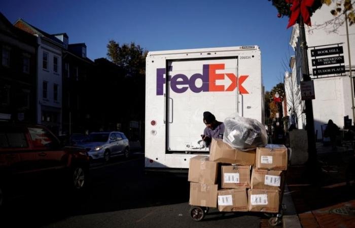 فيديكس تقاضي الحكومة الأمريكية لاسترداد الرسوم الجمركية الطارئة