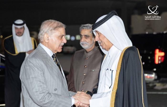 أخبار قطر |  رئيس الوزراء الباكستاني يغادر الدوحة | عيون الجزيرة قطر