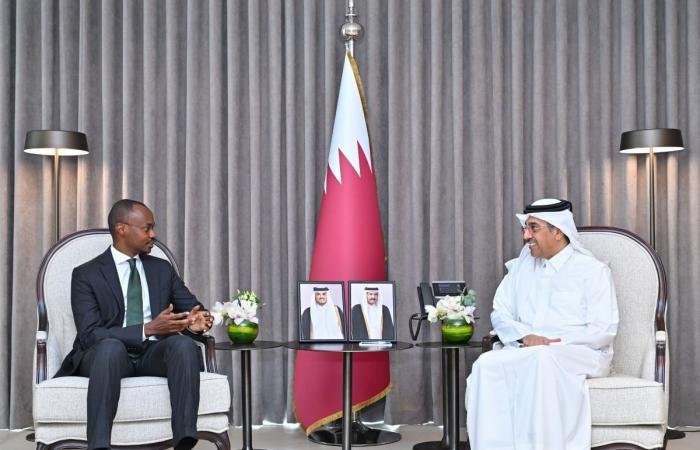 أخبار قطر | وزير العمل يجتمع مع السفير الرواندي | عيون الجزيرة قطر