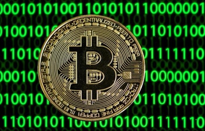 البيتكوين تتقلّب عند أعتاب 70 ألف دولار