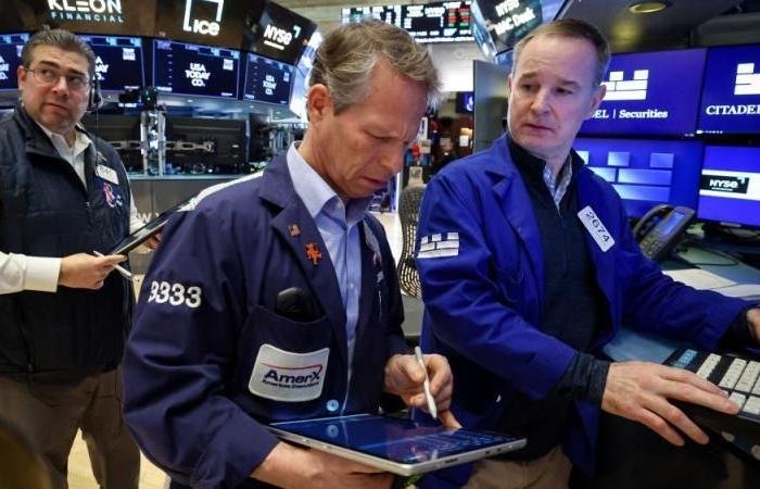 «وول ستريت» تتراجع بعد استيعاب أرباح «إنفيديا» و«سيلزفورس»