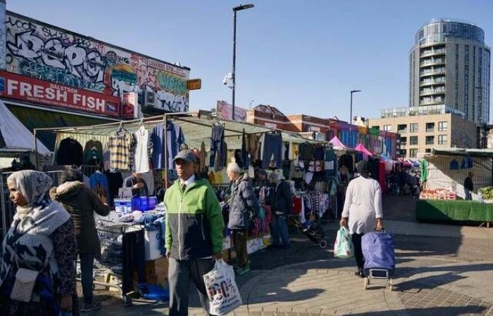  تراجع ثقة المستهلكين في بريطانيا وسط مخاوف البطالة