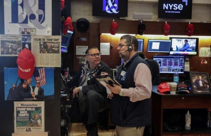 وول ستريت تغلق على انخفاض.. وأسهم أوروبا تتخلى عن القمّة