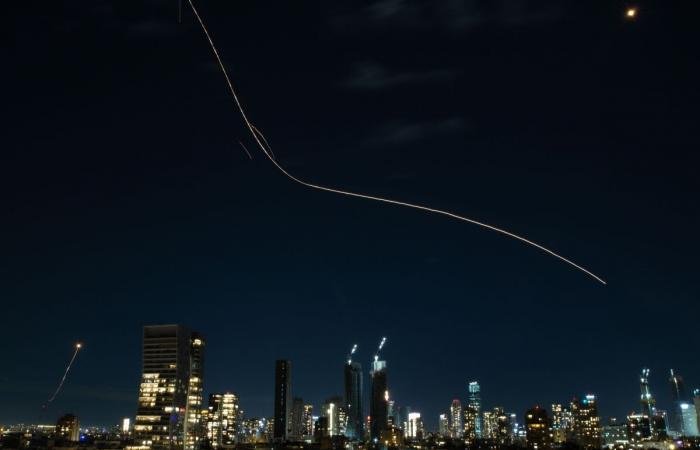 دوي انفجارات في القدس بعد إطلاق إنذار بصواريخ إيرانية | عيون الجزيرة