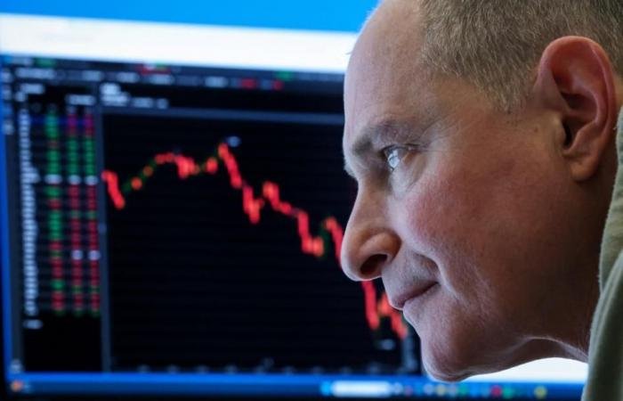 عقود داو جونز الآجلة تهوي 500 نقطة مع حديث ترامب عن حرب طويلة