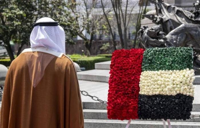 الامارات الان | ولي عهد أبوظبي يضع إكليلاً من الزهور أمام النصب التذكاري للاستقلال في العاصمة الإكوادورية كيتو | عيون الجزيرة الامارات