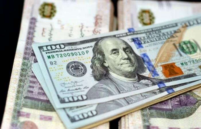 الدولار يواصل الصعود في مصر ويتجاوز 50 جنيهاً للمرة الأولى منذ أشهر