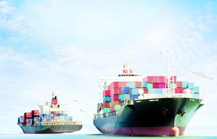 صراع إيران يعطل الملاحة عالمياً مع تقطع السبل بناقلات واستهداف أخرى