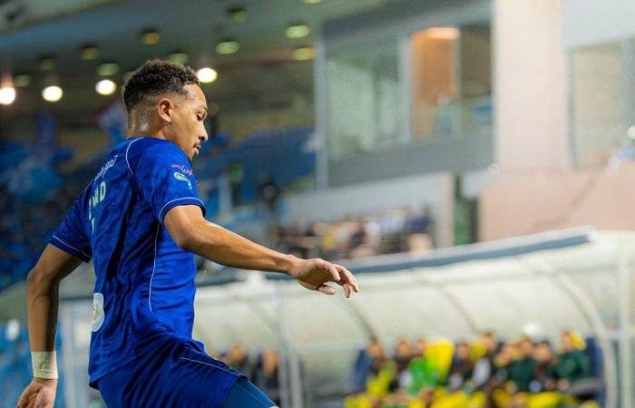 النموذجي يمدد عقد مدافعه