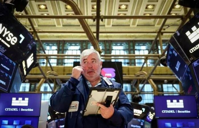 ارتفاع عقود "وول ستريت" الآجلة عقب تقارير سعي إيران للسلام