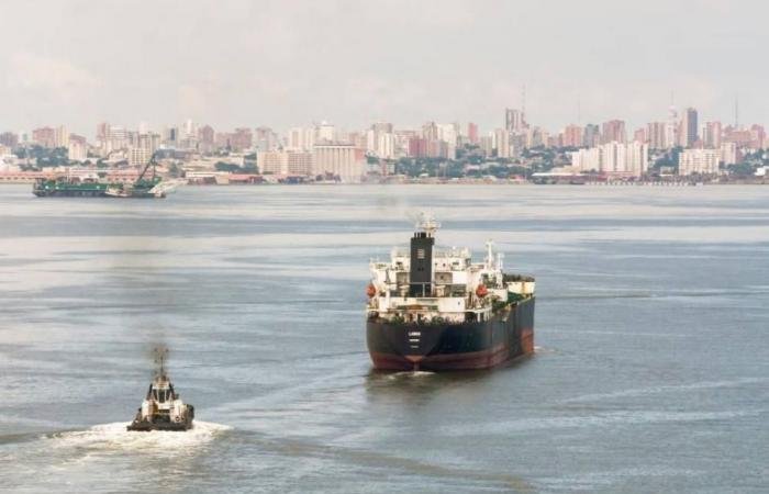 النفط يتراجع بعد الكشف عن عرض إيراني سري للتفاوض