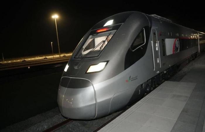 الامارات الان | قطارات الاتحاد تنقل 350 راكباً عبر مسار الغويفات- الفاية (فيديو) | عيون الجزيرة الامارات
