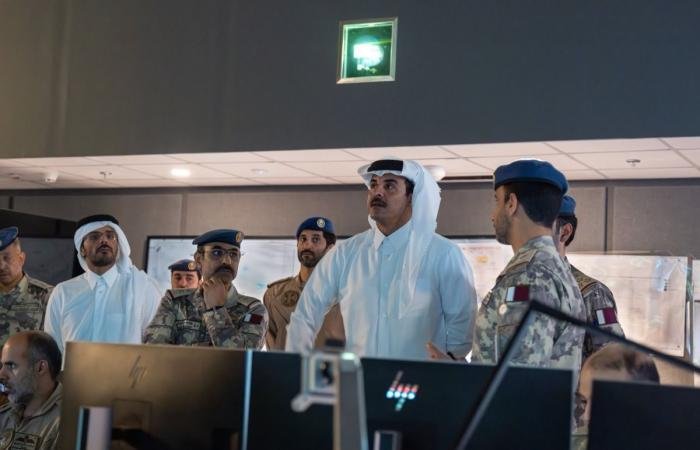 أخبار قطر | سمو الأمير يزور مركز العمليات الجوية ويشيد بكفاءة منتسبي القوات المسلحة القطرية | عيون الجزيرة قطر