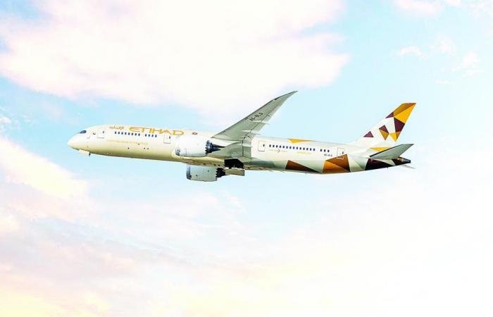 الاتحاد للطيران: تعليق الرحلات التجارية المجدولة حتى 6 صباح الجمعة