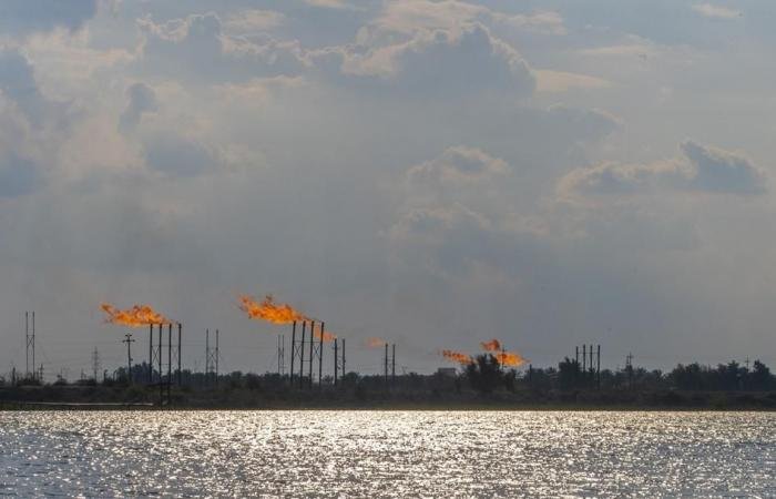 النفط يقفز مجدداً فوق 82 دولاراً مع اضطراب إمدادات الشرق الأوسط