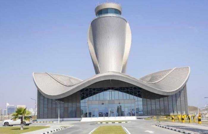 الامارات الان | مطار الفجيرة الدولي يسيّر رحلات عارضة في ظل التحديات الإقليمية | عيون الجزيرة الامارات