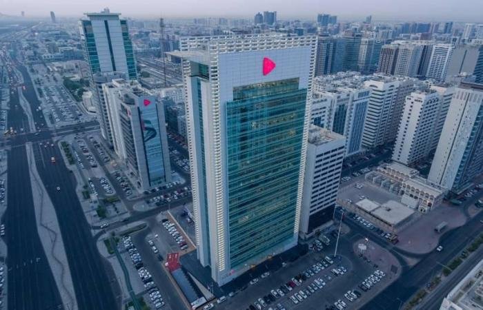 «أبوظبي التجاري» يؤكد إعادة تفعيل خدمات التطبيق المصرفي للأفراد