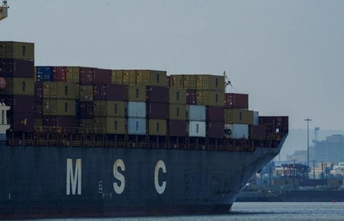 شركات الشحن العالمية تعلّق الحجوزات لموانئ الخليج حتى إشعار آخر