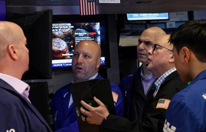 آمال الدبلوماسية تدعم الأسهم الأمريكية والأوروبية.. والدولار يتراجع