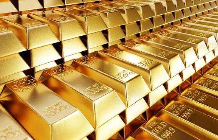 الذهب يتراجع طفيفاً مع عمليات جني الأرباح وارتفاع الدولار