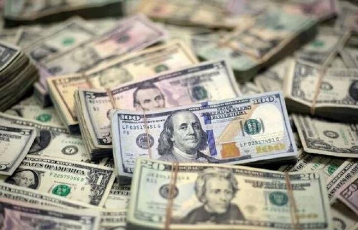 الدولار يتجه لأكبر مكاسب أسبوعية منذ عام مع حرب إيران