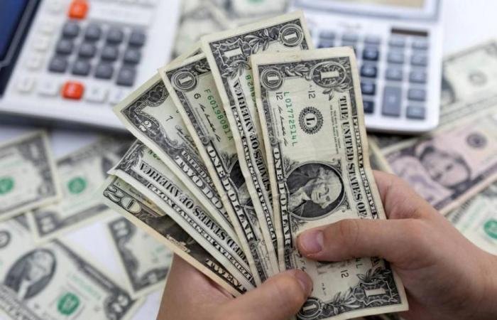 الدولار يواصل الصعود وسط الحرب وتقلبات السوق