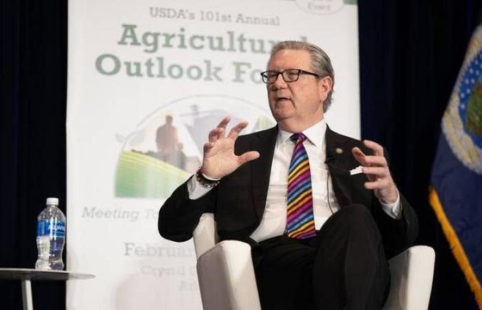 عضو الفيدرالي الأمريكي: الذكاء الاصطناعي وراء تراجع التوظيف