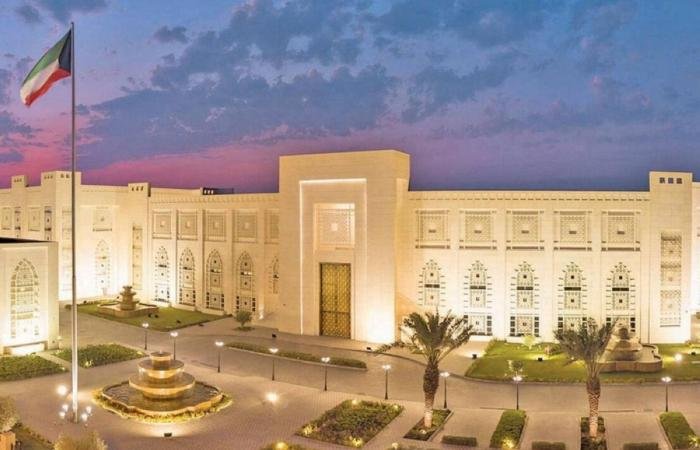 أخبار الكويت | الكويت تستنكر الهجوم الإيراني الغاشم الذي استهدف مبانٍ في مملكة البحرين  | عيون الجزيرة الكويت