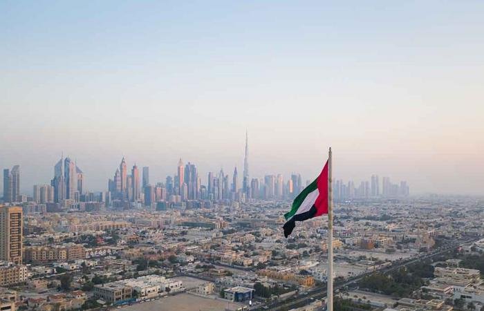 أخبار قطر |  الإمارات: التعامل مع حادث محدود بدبي نتيجة سقوط شظية ناجمة عن اعتراض الدفاعات الجوية لتهديد | عيون الجزيرة قطر