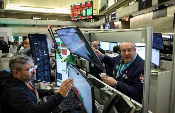 "داو جونز" يلامس أدنى مستوياته في ثلاثة أشهر