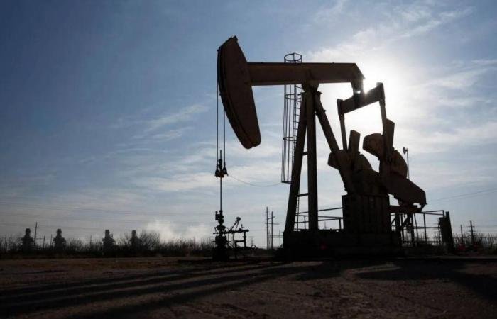 عقود الخام الأمريكي الآجلة تتجاوز 115 دولاراً