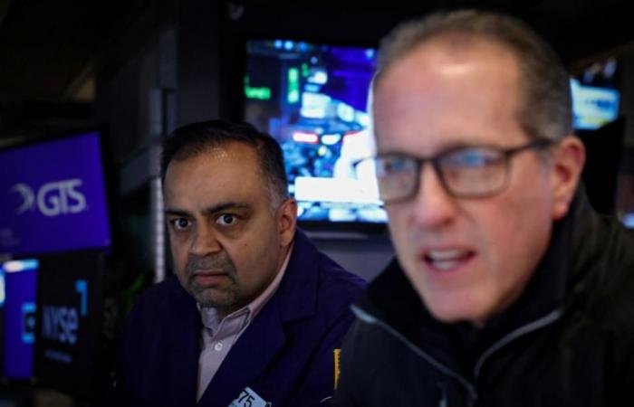 الأسهم الأمريكية تتجرع الكأس المرّة.. عقود داو جونز تهوي 800 نقطة