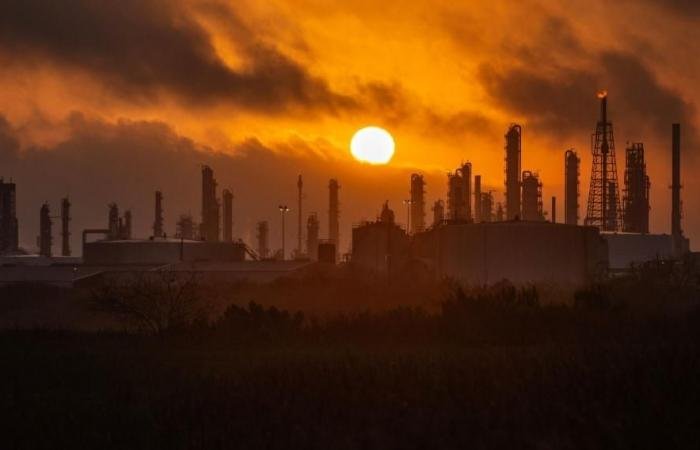 حرب إيران تشعل النفط.. والبرميل يقفز 20% فوق 111 دولاراً