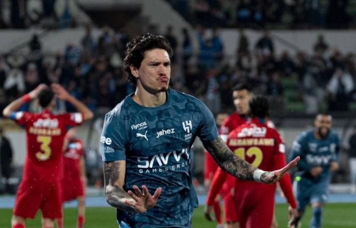 بطل العالم يغازل منبوذ الزعيم