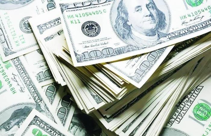 الدولار يصعد مع قفزة أسعار النفط