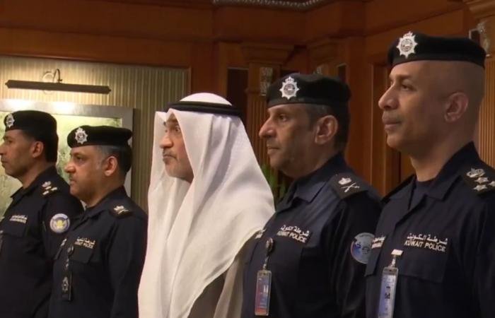 أخبار الكويت | وزير الداخلية يشهد أداء قسم 20 خريجاً وخريجة من أكاديميات شرطية وعسكرية في دولتي قطر والإمارات | عيون الجزيرة الكويت