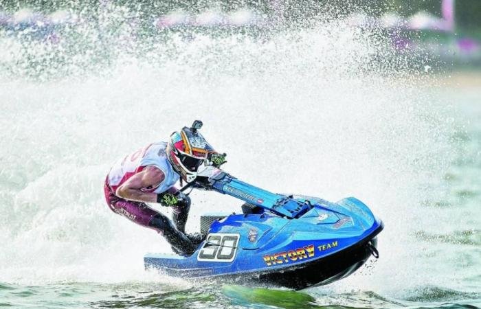 «دبي البحرية» تلزم مؤجري الدراجات المائية بإجراءات السلامة