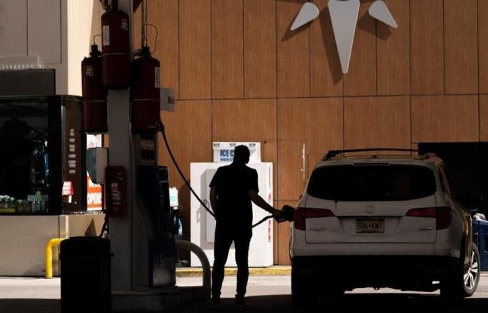 إدارة ترامب تهدئ الأمريكيين: ارتفاع أسعار الطاقة مؤقت