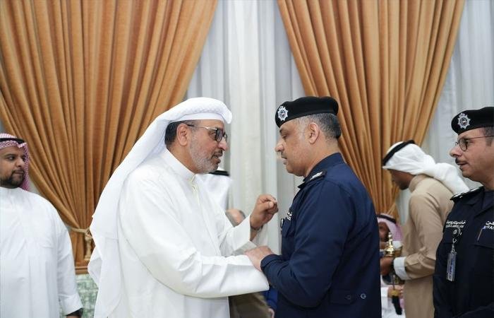 أخبار الكويت | وكيل «الداخلية» وقيادات الوزارة يُقدمون واجب العزاء لأسرتي شهيدي الواجب المقدم الشراح والرائد المجمد | عيون الجزيرة الكويت