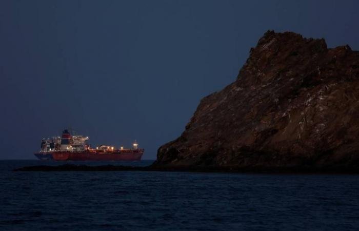 «وول ستريت جورنال»: إيران تصدر كميات نفط أكبر عبر مضيق هرمز