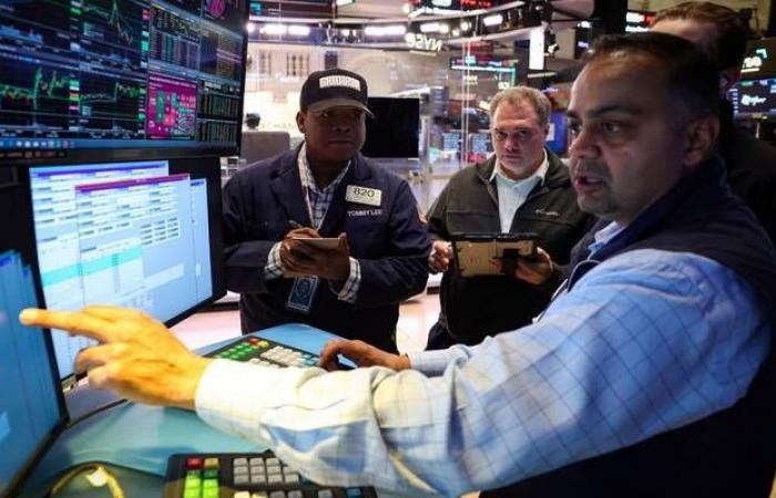 تبيان أداء الأسهم الأمريكية متأثرة بحرب إيران وبيانات التضخم
