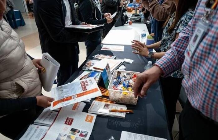 انتعاش فرص العمل بأمريكا وتراجع وتيرة التسريحات خلال يناير