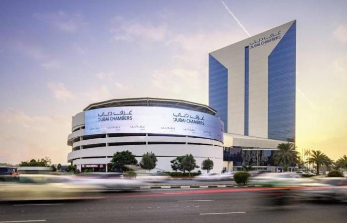 «غرفة دبي» تبحث مع تجار الخضار والفواكه توفر السلع الأساسية