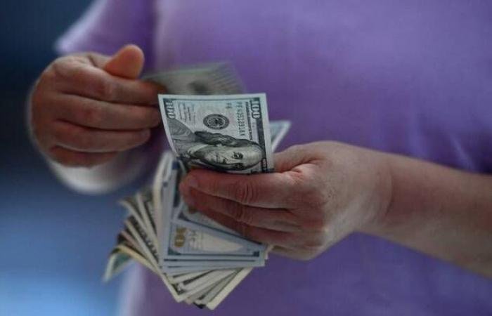 الدولار يرتفع مقترباً من تحقيق مكاسب للأسبوع الثاني على التوالي