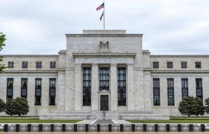 "باركليز" يعدّل توقعاته لخفض الفيدرالي أسعار الفائدة