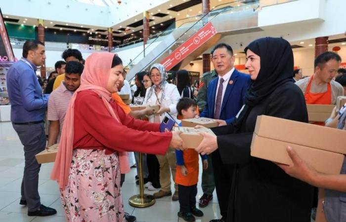 الامارات الان | توزيع 10 آلاف وجبة إفطار في السوق الصيني | عيون الجزيرة الامارات