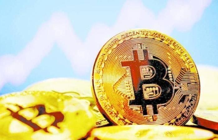 «البيتكوين» عند 71450 دولاراً